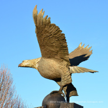 fundición de bronce decoración al aire libre artesanía de metal estatua de águila de latón grande